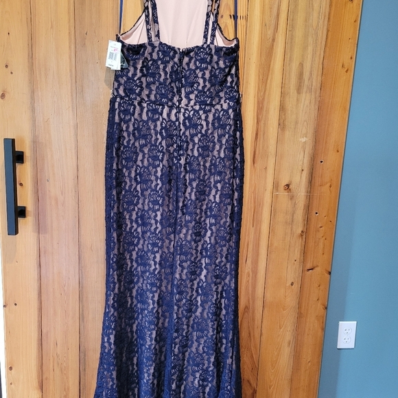 City Triangule Elegant Navy Lace Gown with Rhinestone Detail - Picture 2 of 16